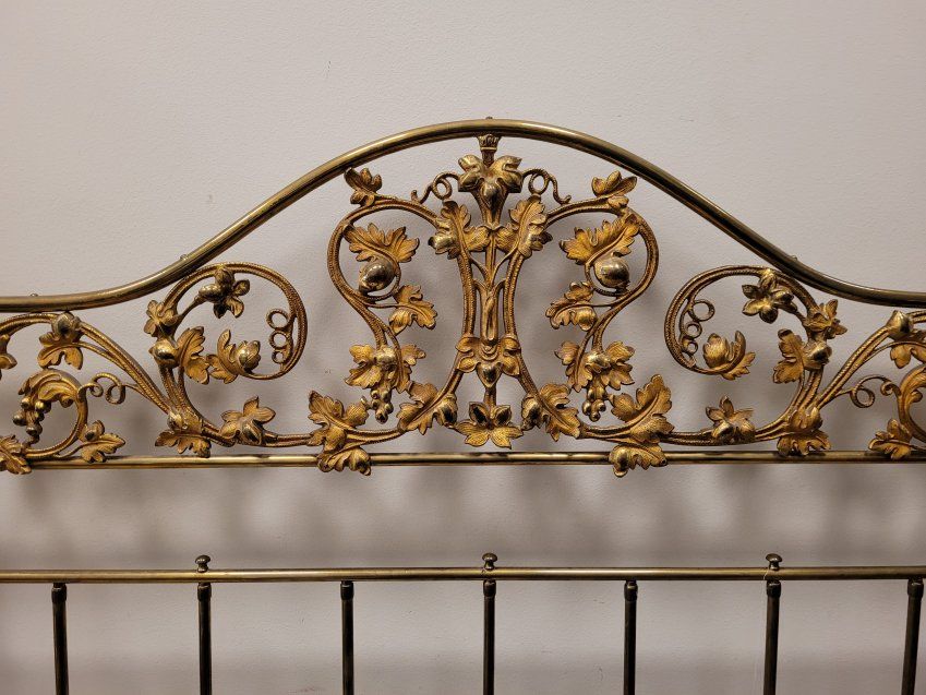 Cama Victoriana, en bronce dorado y policromado, fin. S. XIX