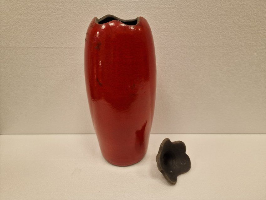 Jarrón rojo de cerámica Raku, Genevieve Berrin, contemporánea – Francia