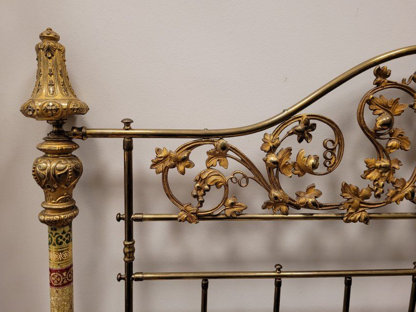 Cama Victoriana, en bronce dorado y policromado, fin. S. XIX