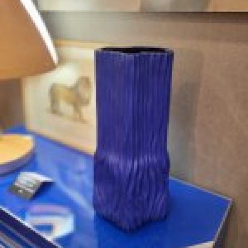 Jarrón de diseño en cerámica azul Klein y vidrio soplado   Dinamarca