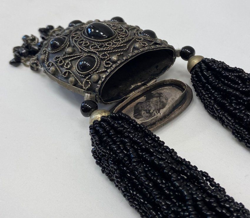 Collar tibetano realizado en plata, ónix y hueso, años 50