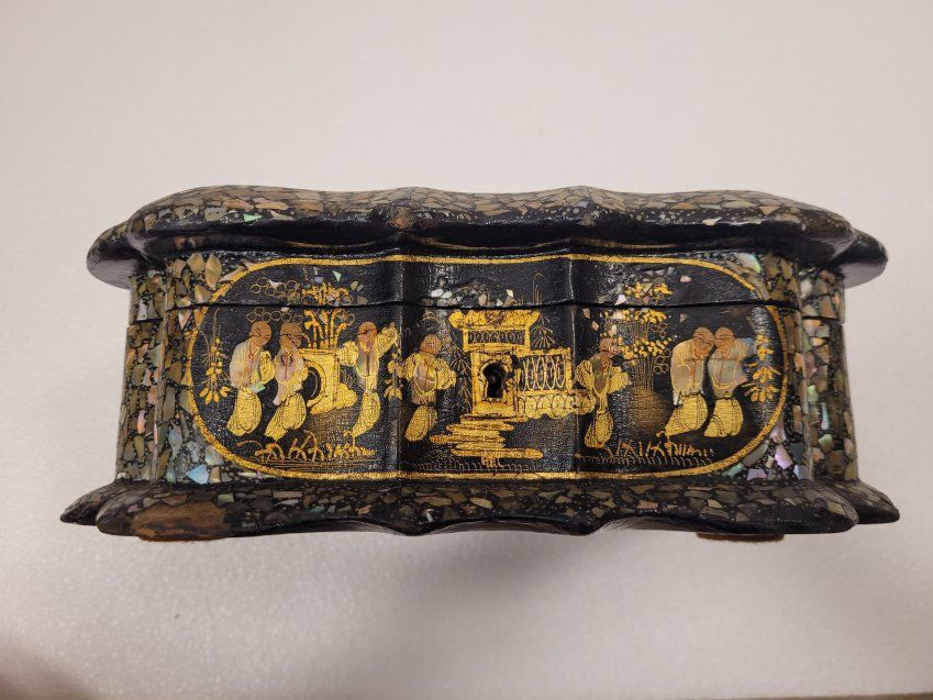 Caja / Joyero con Chinoseries y Nácar, con sello Juana de Arco, s. XIX    Francia