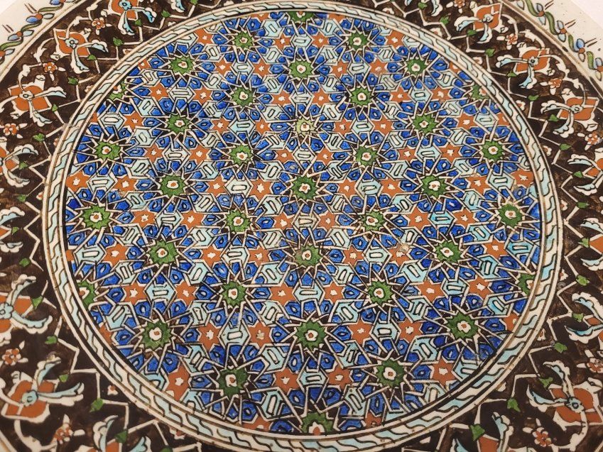 Plato de cerámica con motivos de inspiración árabe, s. XIX   Francia