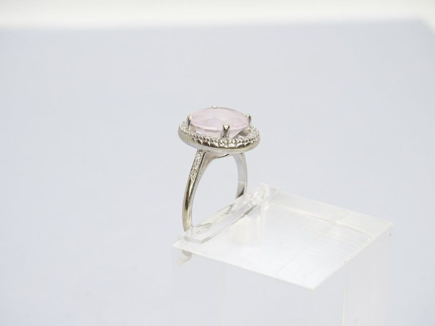 Anillo, amatista rosa y diamantes 0.31 Ct., oro blanco 18K, Maison Mauboussin – Francia