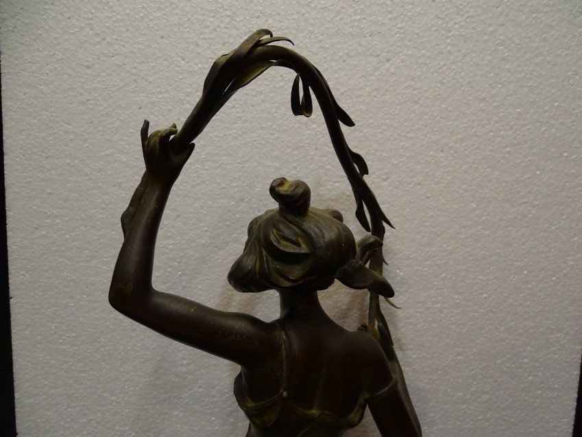Figura femenina, calamina   Firmada, principios s. XX