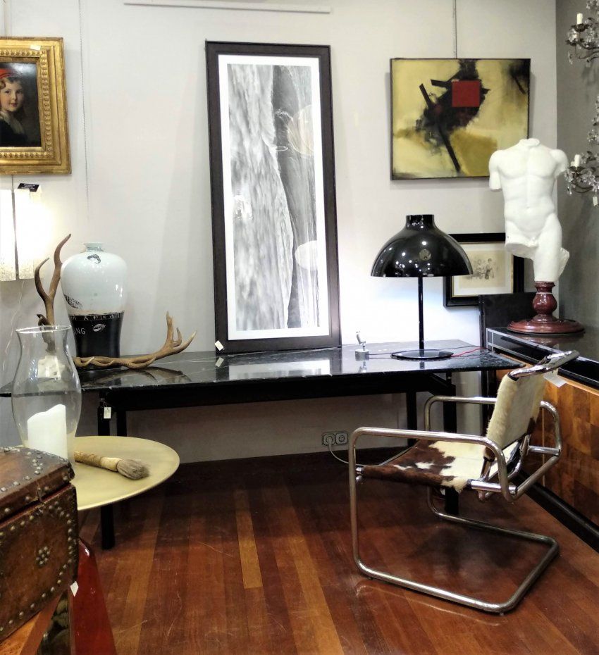 Mesa en mármol original Le Corbusier con sillón Mies Van der Rohe
